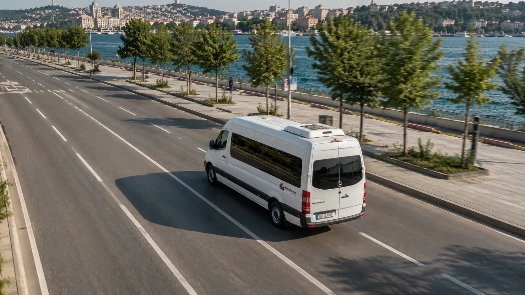 Karaaslan Turizm servis aracı İstanbul sahil yolunda